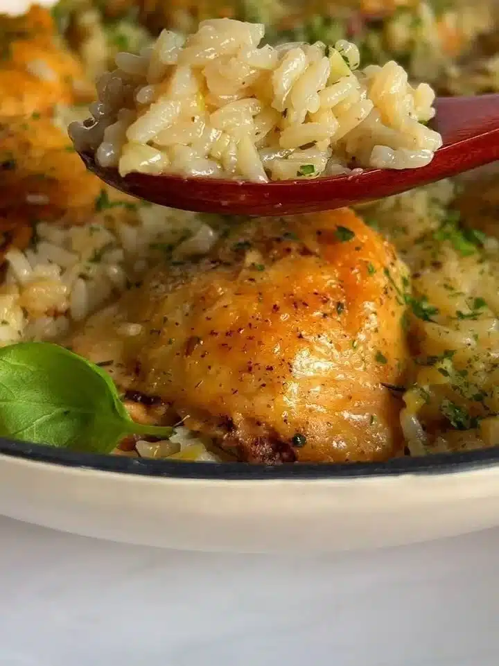 One-Pan Chicken & Rice: A Flavorful Feast for the Whole Family! 🍗🍚