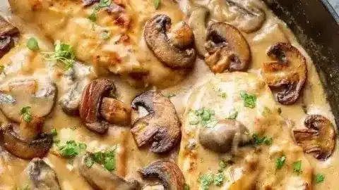 Skillet Chicken and Mushroom Wine Sauce