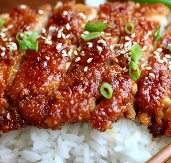 Delicious spicy Korean chicken katsu served with dipping sauce